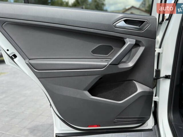 Білий Фольксваген Тігуан, об'ємом двигуна 2 л та пробігом 110 тис. км за 25999 $, фото 45 на Automoto.ua