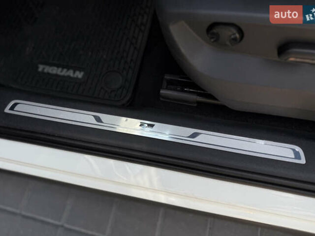 Білий Фольксваген Тігуан, об'ємом двигуна 2 л та пробігом 110 тис. км за 25999 $, фото 25 на Automoto.ua