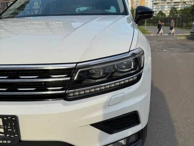 Белый Фольксваген Тигуан, объемом двигателя 2 л и пробегом 99 тыс. км за 17500 $, фото 4 на Automoto.ua
