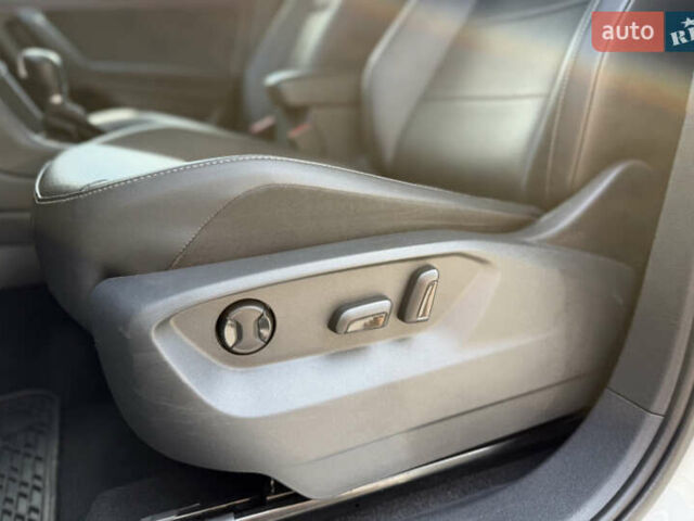 Білий Фольксваген Тігуан, об'ємом двигуна 2 л та пробігом 110 тис. км за 25999 $, фото 26 на Automoto.ua