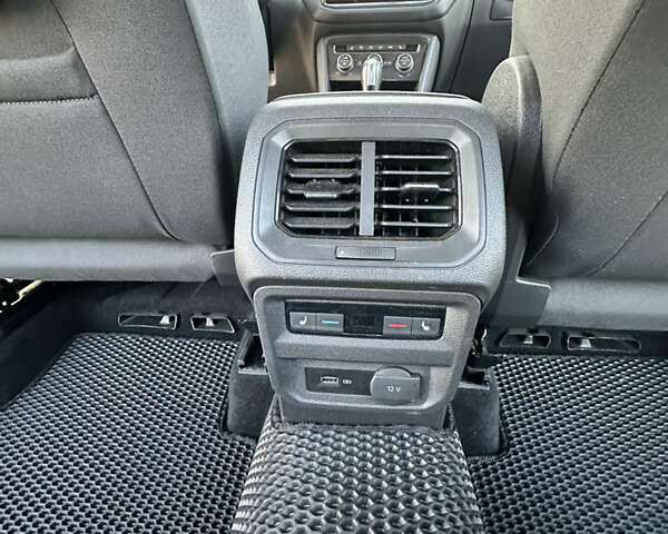 Белый Фольксваген Тигуан, объемом двигателя 2 л и пробегом 198 тыс. км за 41500 $, фото 26 на Automoto.ua