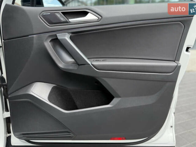 Білий Фольксваген Тігуан, об'ємом двигуна 2 л та пробігом 110 тис. км за 25999 $, фото 54 на Automoto.ua