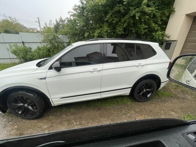 Белый Фольксваген Тигуан, объемом двигателя 2 л и пробегом 145 тыс. км за 24000 $, фото 1 на Automoto.ua