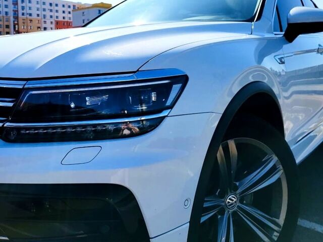 Белый Фольксваген Тигуан, объемом двигателя 2 л и пробегом 204 тыс. км за 27999 $, фото 5 на Automoto.ua