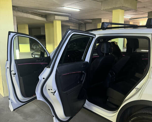 Білий Фольксваген Тігуан, об'ємом двигуна 2 л та пробігом 110 тис. км за 25999 $, фото 60 на Automoto.ua