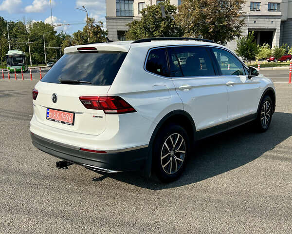 Белый Фольксваген Тигуан, объемом двигателя 2 л и пробегом 73 тыс. км за 22999 $, фото 4 на Automoto.ua