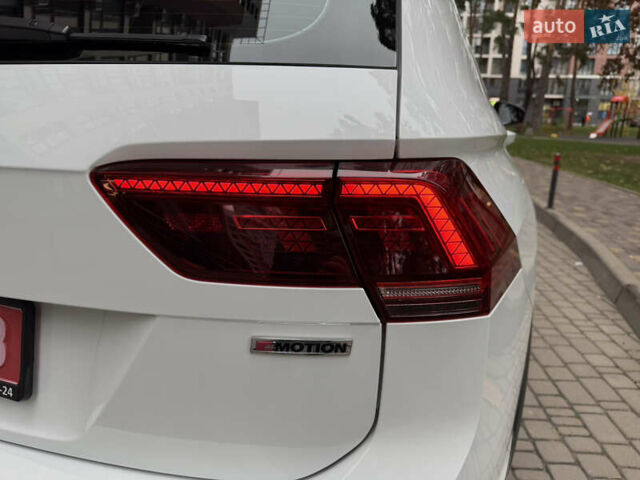 Белый Фольксваген Тигуан, объемом двигателя 2 л и пробегом 245 тыс. км за 28800 $, фото 13 на Automoto.ua