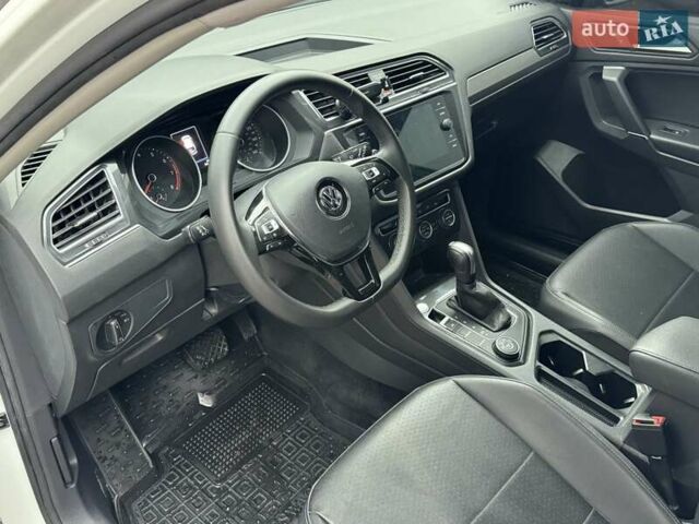 Белый Фольксваген Тигуан, объемом двигателя 2 л и пробегом 99 тыс. км за 17200 $, фото 11 на Automoto.ua