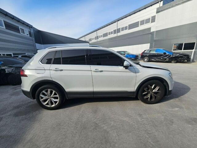 Белый Фольксваген Тигуан, объемом двигателя 2 л и пробегом 43 тыс. км за 19900 $, фото 6 на Automoto.ua