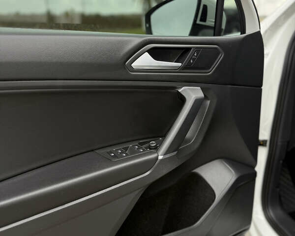 Белый Фольксваген Тигуан, объемом двигателя 2 л и пробегом 88 тыс. км за 25000 $, фото 17 на Automoto.ua