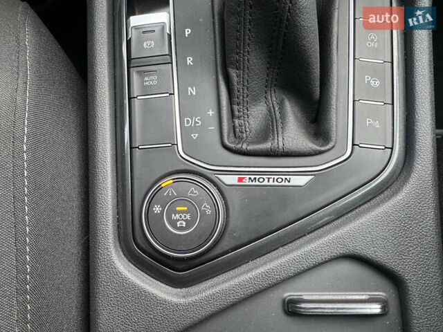Білий Фольксваген Тігуан, об'ємом двигуна 2 л та пробігом 186 тис. км за 29999 $, фото 67 на Automoto.ua