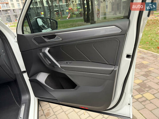 Белый Фольксваген Тигуан, объемом двигателя 2 л и пробегом 245 тыс. км за 28800 $, фото 55 на Automoto.ua