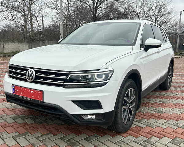 Белый Фольксваген Тигуан, объемом двигателя 0 л и пробегом 82 тыс. км за 21500 $, фото 2 на Automoto.ua