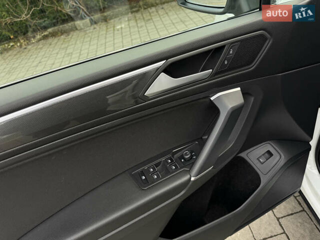 Білий Фольксваген Тігуан, об'ємом двигуна 2 л та пробігом 186 тис. км за 29999 $, фото 56 на Automoto.ua