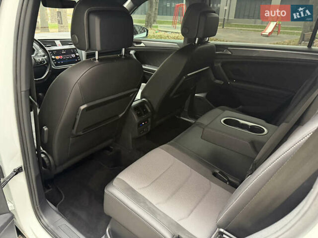 Белый Фольксваген Тигуан, объемом двигателя 2 л и пробегом 245 тыс. км за 28800 $, фото 39 на Automoto.ua