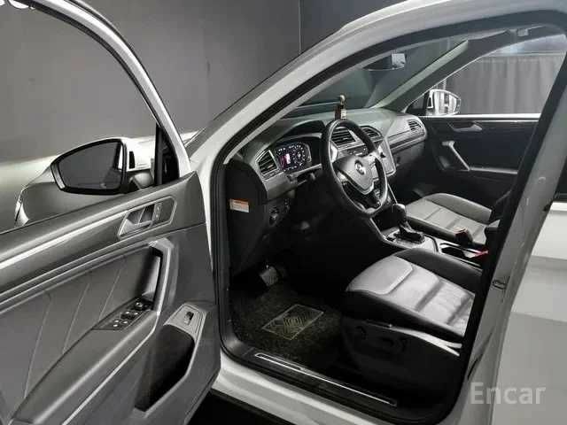 Білий Фольксваген Тігуан, об'ємом двигуна 2 л та пробігом 41 тис. км за 18000 $, фото 6 на Automoto.ua