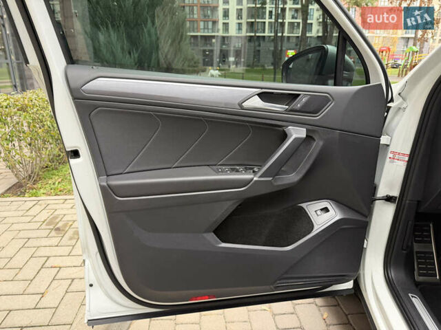 Белый Фольксваген Тигуан, объемом двигателя 2 л и пробегом 245 тыс. км за 28800 $, фото 30 на Automoto.ua