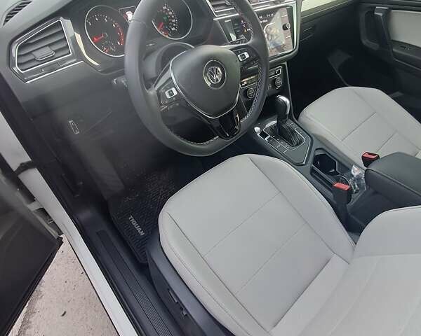 Білий Фольксваген Тігуан, об'ємом двигуна 2 л та пробігом 142 тис. км за 17200 $, фото 8 на Automoto.ua