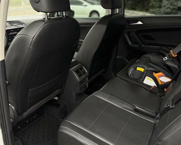 Белый Фольксваген Тигуан, объемом двигателя 2 л и пробегом 88 тыс. км за 25000 $, фото 30 на Automoto.ua