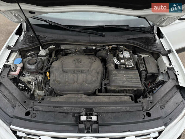 Белый Фольксваген Тигуан, объемом двигателя 2 л и пробегом 88 тыс. км за 25000 $, фото 31 на Automoto.ua