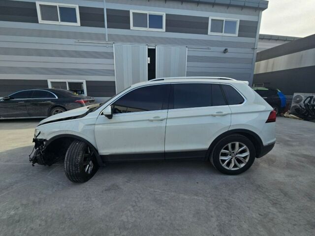 Белый Фольксваген Тигуан, объемом двигателя 2 л и пробегом 43 тыс. км за 19900 $, фото 2 на Automoto.ua