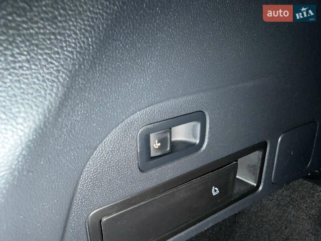 Белый Фольксваген Тигуан, объемом двигателя 2 л и пробегом 245 тыс. км за 28800 $, фото 27 на Automoto.ua