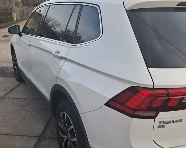 Білий Фольксваген Тігуан, об'ємом двигуна 2 л та пробігом 142 тис. км за 17200 $, фото 4 на Automoto.ua