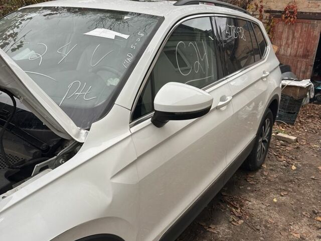 Білий Фольксваген Тігуан, об'ємом двигуна 2 л та пробігом 145 тис. км за 13600 $, фото 3 на Automoto.ua