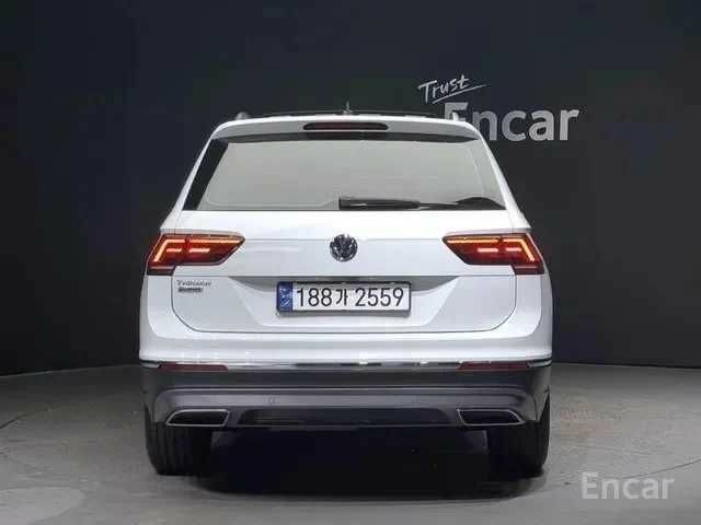 Білий Фольксваген Тігуан, об'ємом двигуна 2 л та пробігом 41 тис. км за 18000 $, фото 3 на Automoto.ua