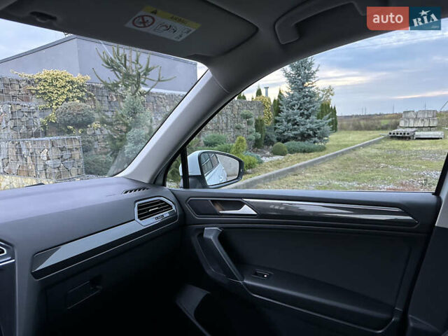 Белый Фольксваген Тигуан, объемом двигателя 2 л и пробегом 184 тыс. км за 32499 $, фото 72 на Automoto.ua