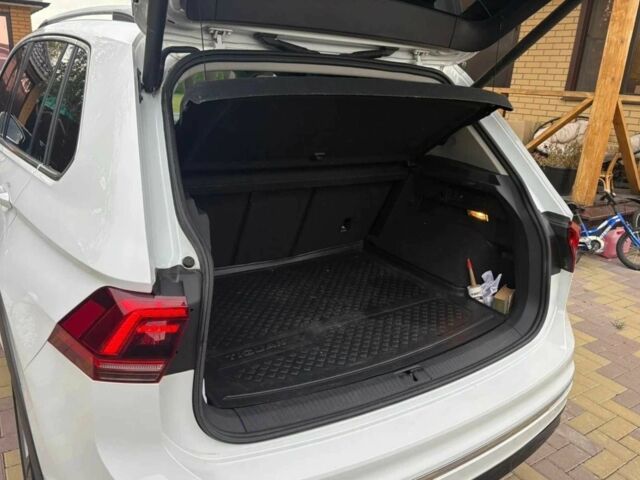 Белый Фольксваген Тигуан, объемом двигателя 2 л и пробегом 143 тыс. км за 19999 $, фото 7 на Automoto.ua