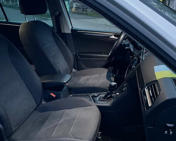 Білий Фольксваген Тігуан, об'ємом двигуна 1.97 л та пробігом 75 тис. км за 28000 $, фото 2 на Automoto.ua