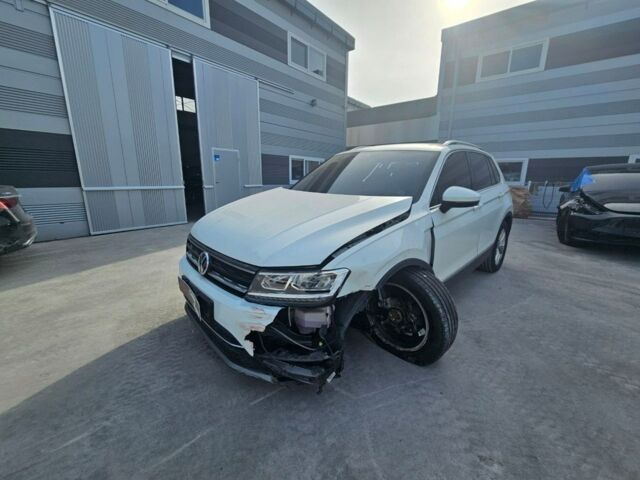 Белый Фольксваген Тигуан, объемом двигателя 2 л и пробегом 43 тыс. км за 19900 $, фото 1 на Automoto.ua