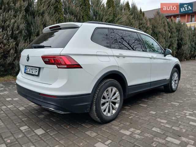 Белый Фольксваген Тигуан, объемом двигателя 2 л и пробегом 143 тыс. км за 17850 $, фото 3 на Automoto.ua