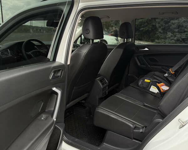 Белый Фольксваген Тигуан, объемом двигателя 2 л и пробегом 88 тыс. км за 25000 $, фото 28 на Automoto.ua