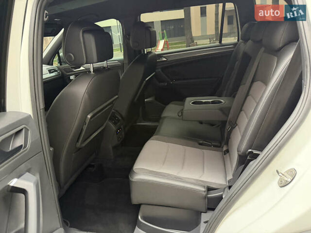 Белый Фольксваген Тигуан, объемом двигателя 2 л и пробегом 245 тыс. км за 28800 $, фото 41 на Automoto.ua