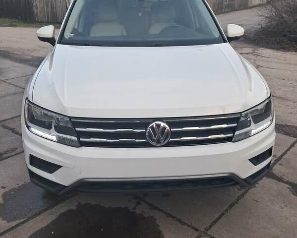 Білий Фольксваген Тігуан, об'ємом двигуна 2 л та пробігом 142 тис. км за 17200 $, фото 1 на Automoto.ua