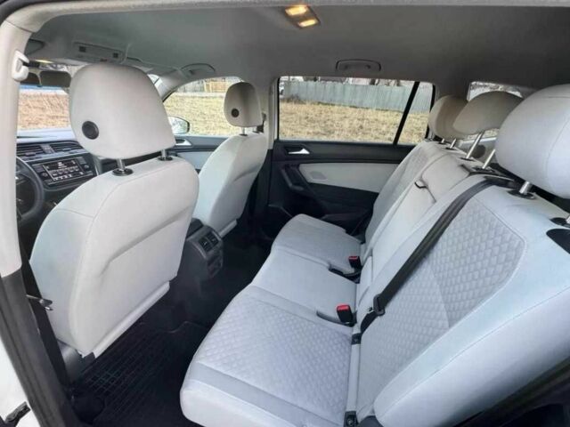 Білий Фольксваген Тігуан, об'ємом двигуна 8 л та пробігом 75 тис. км за 14999 $, фото 4 на Automoto.ua