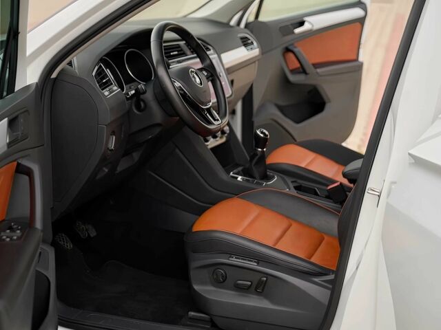 Білий Фольксваген Тігуан, об'ємом двигуна 2 л та пробігом 32 тис. км за 9800 $, фото 7 на Automoto.ua