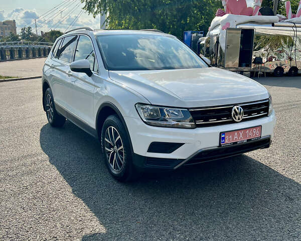 Белый Фольксваген Тигуан, объемом двигателя 2 л и пробегом 73 тыс. км за 22999 $, фото 2 на Automoto.ua