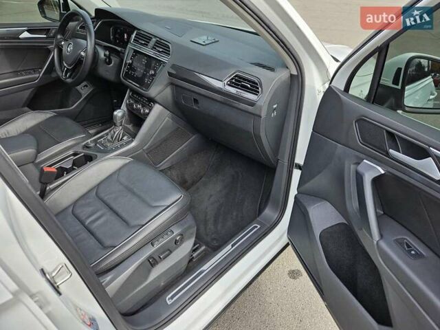 Білий Фольксваген Тігуан, об'ємом двигуна 2 л та пробігом 170 тис. км за 28500 $, фото 34 на Automoto.ua