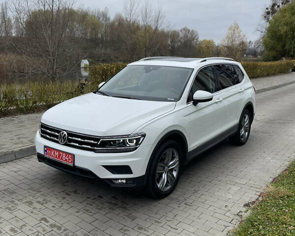 Белый Фольксваген Тигуан, объемом двигателя 0 л и пробегом 76 тыс. км за 22700 $, фото 2 на Automoto.ua