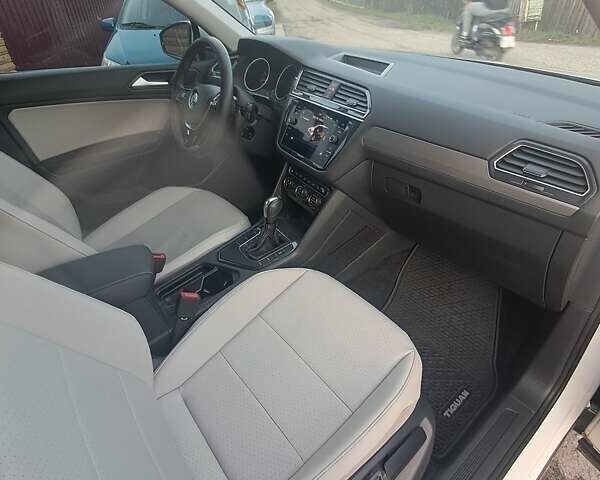 Білий Фольксваген Тігуан, об'ємом двигуна 2 л та пробігом 142 тис. км за 17200 $, фото 10 на Automoto.ua