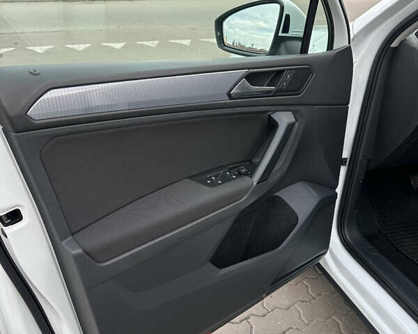 Белый Фольксваген Тигуан, объемом двигателя 2 л и пробегом 132 тыс. км за 27750 $, фото 108 на Automoto.ua