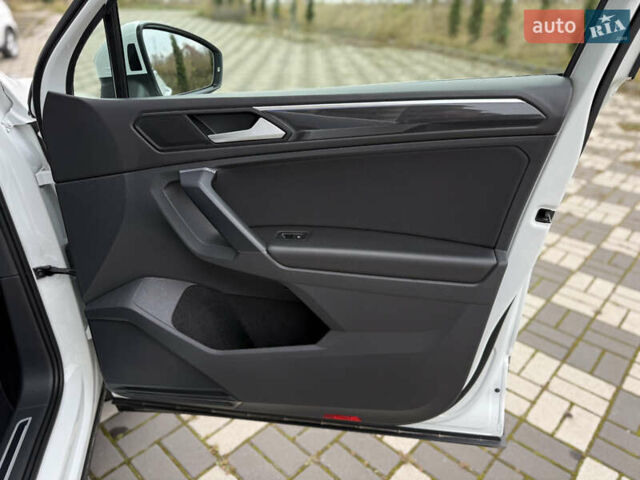 Білий Фольксваген Тігуан, об'ємом двигуна 2 л та пробігом 191 тис. км за 29200 $, фото 51 на Automoto.ua