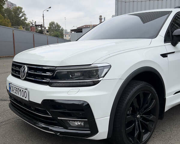 Белый Фольксваген Тигуан, объемом двигателя 1.98 л и пробегом 77 тыс. км за 26550 $, фото 2 на Automoto.ua