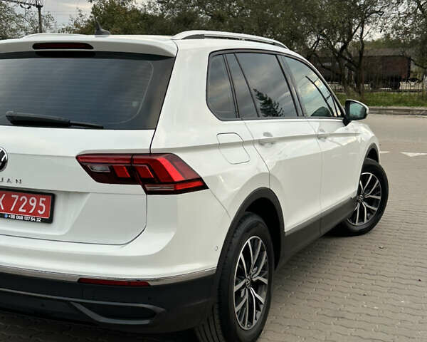 Белый Фольксваген Тигуан, объемом двигателя 2 л и пробегом 132 тыс. км за 27750 $, фото 50 на Automoto.ua