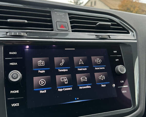 Белый Фольксваген Тигуан, объемом двигателя 2 л и пробегом 132 тыс. км за 27750 $, фото 117 на Automoto.ua