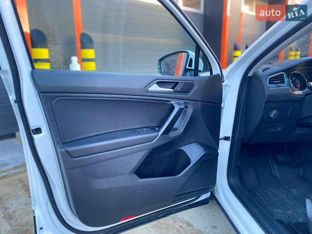 Білий Фольксваген Тігуан, об'ємом двигуна 2 л та пробігом 135 тис. км за 18800 $, фото 9 на Automoto.ua