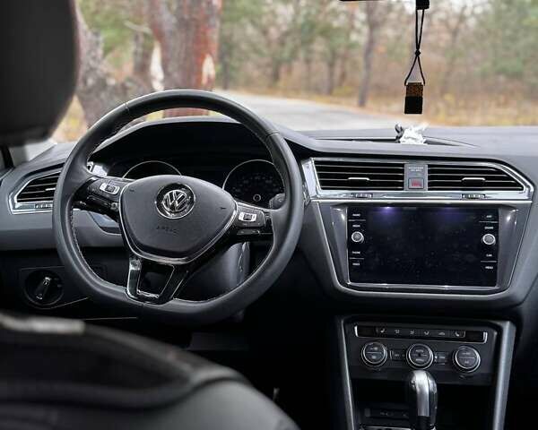 Білий Фольксваген Тігуан, об'ємом двигуна 2 л та пробігом 125 тис. км за 20000 $, фото 23 на Automoto.ua